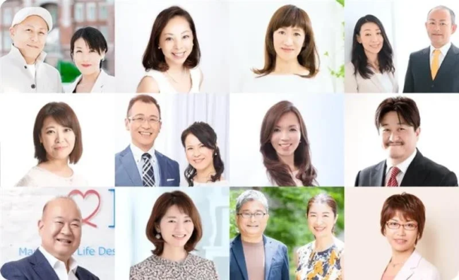 笑顔の男女集合写真