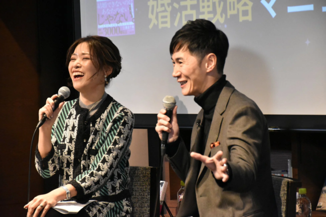 マイクで話す勝倉氏と石丸氏