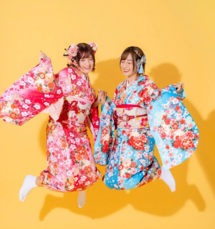 振袖女性二人ジャンプ