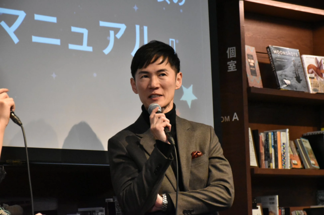 マイクで話す石丸氏