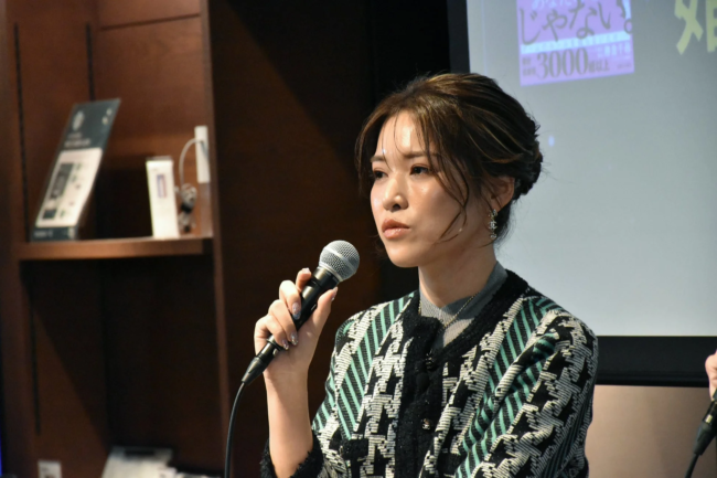 マイクで話す勝倉氏