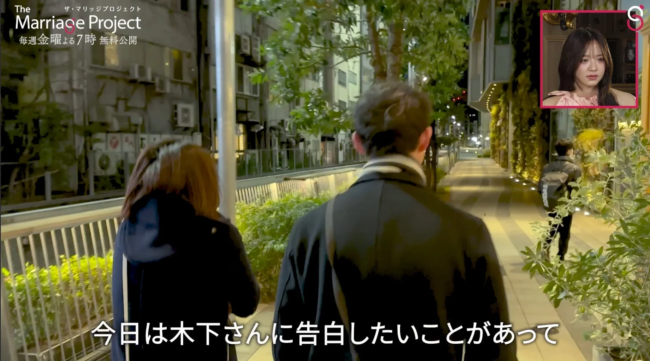 夜の街を歩くカップル