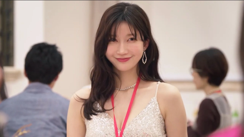 笑顔で微笑む女性