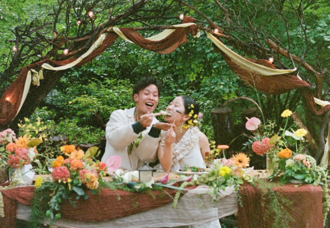 屋外で食事をするカップル