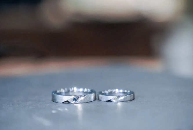 メビウス彫りされた指輪