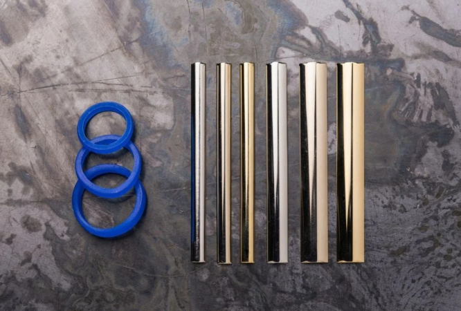 様々な金属仕上げの棒材とリング