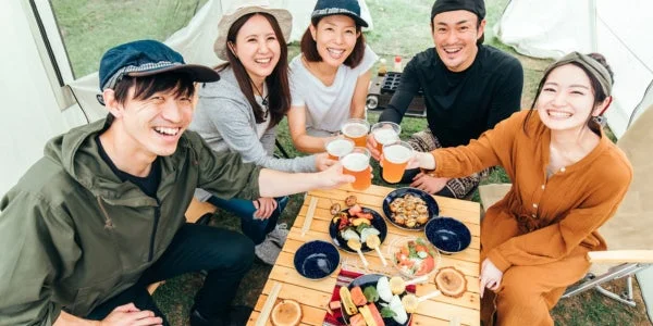 アウトドアで乾杯するグループ