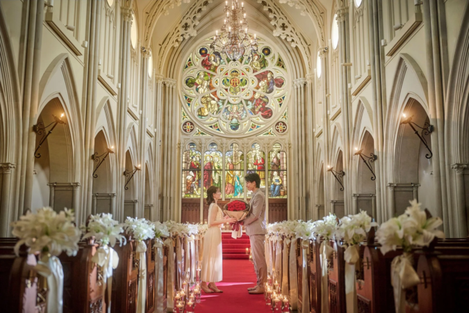 チャペルでプロポーズ、ステンドグラス、バラ