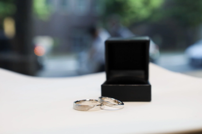 ライン彫りされた指輪