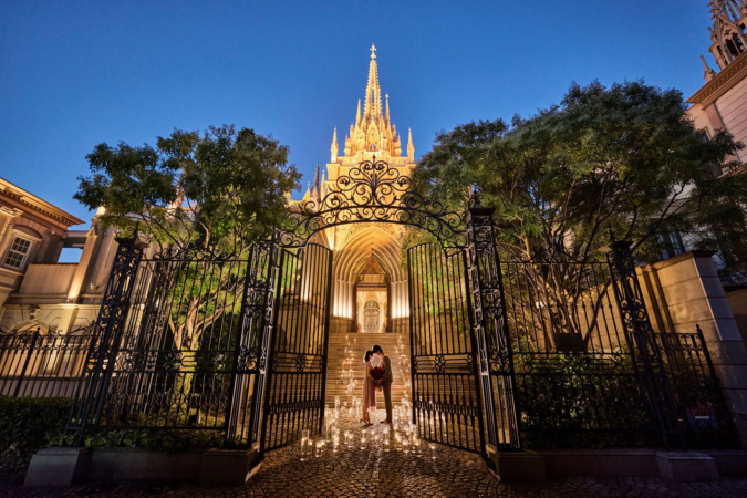 夕暮れの教会とキャンドル、抱き合うカップル