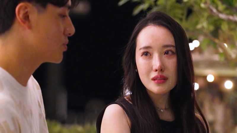 涙を流す女性と話を聞く男性