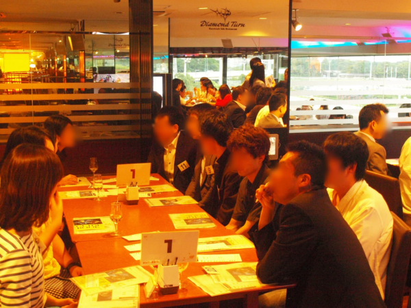 レストランでの会食の様子