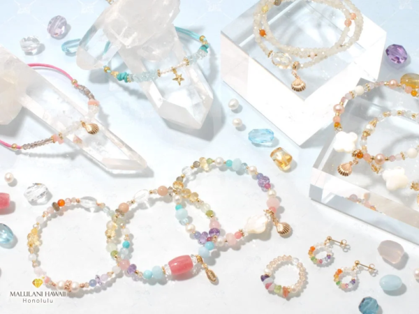 様々な色合いの天然石やパール、シェルチャームがあしらわれたブレスレット