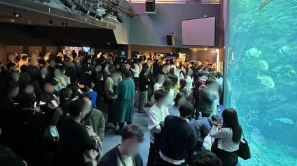 大水槽に集まる人々