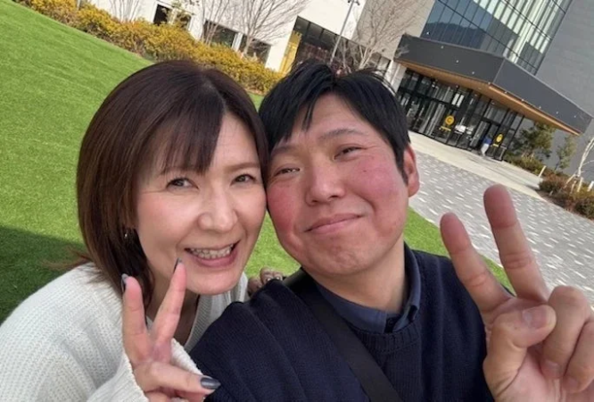 カップルがセルフィーを撮っている画像