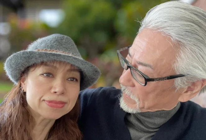 屋外で寄り添う中高年カップル