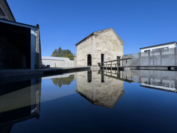 石造りの建物が水面に美しく映り込む風景