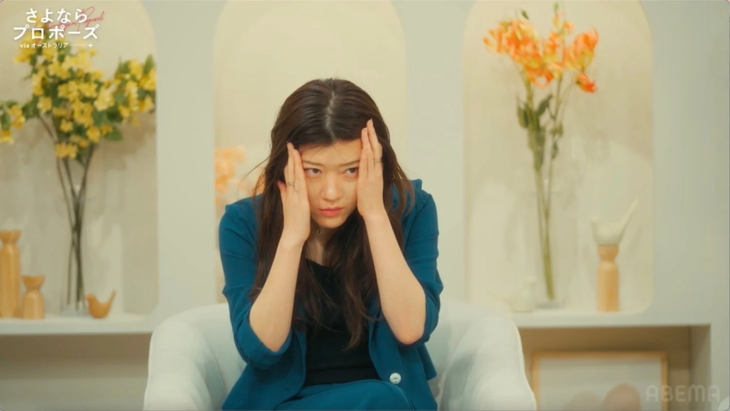 悩む表情の女性