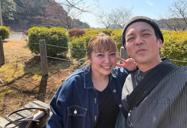 屋外で自撮りする男女のカップル