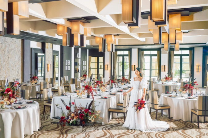 豪華な宴会場に立つ花嫁