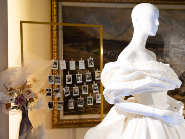 ウェディングドレスとフォトディスプレイ