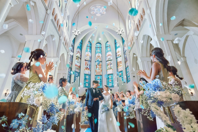 白いチャペルで結婚式を挙げている新郎新婦