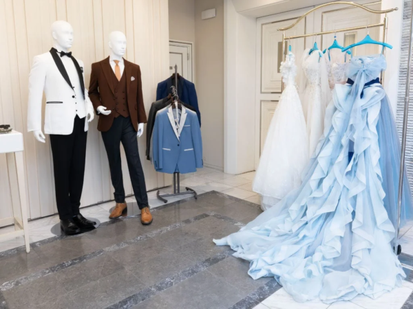 ウェディングドレスとタキシードの展示
