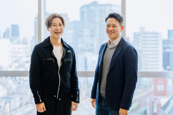 笑顔で並び立つ2人の日本人男性