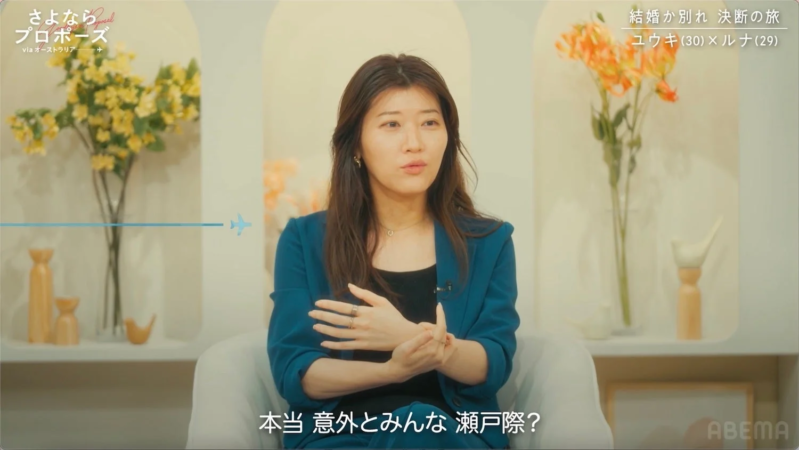 スタジオでコメントする見届け人