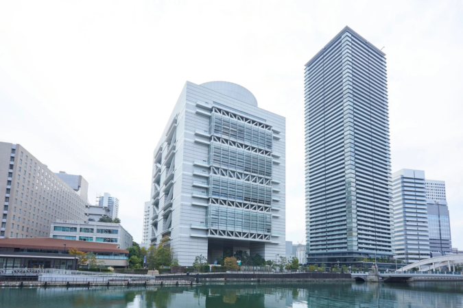 水辺に立ち並ぶ高層ビル群