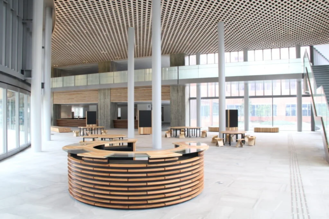 金沢市役所第二本庁舎のモダンなロビー