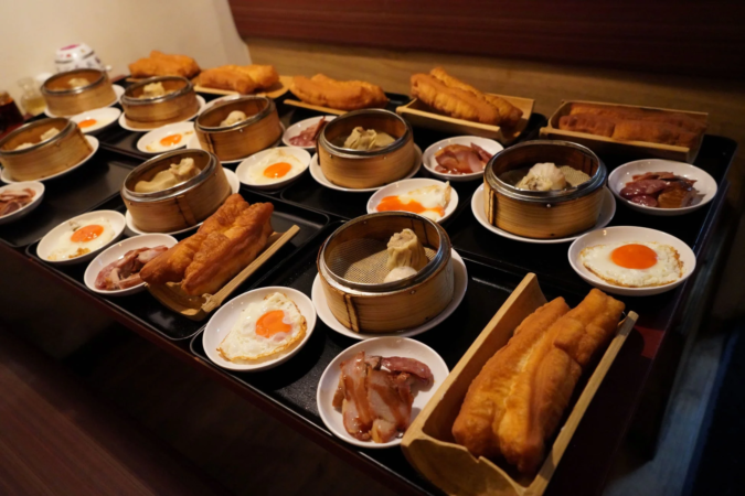 テーブルに並べられた豪華な中華料理の朝食