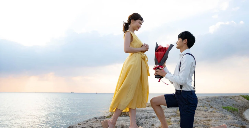 夕暮れの海辺でのプロポーズ