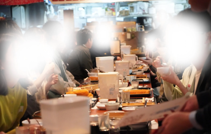 レストランで食事を楽しむ人々