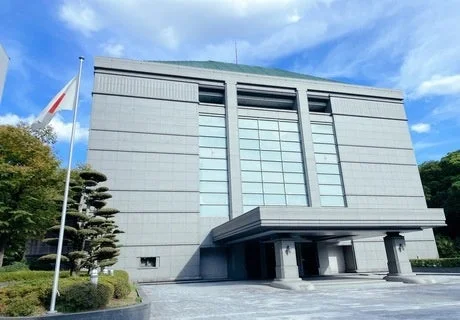 日本国旗が翻る建物