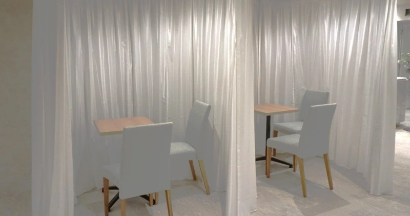 白いカーテンで仕切られたプライベート感のあるカフェのような空間