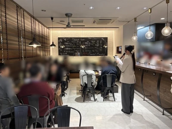 イベントで話す女性