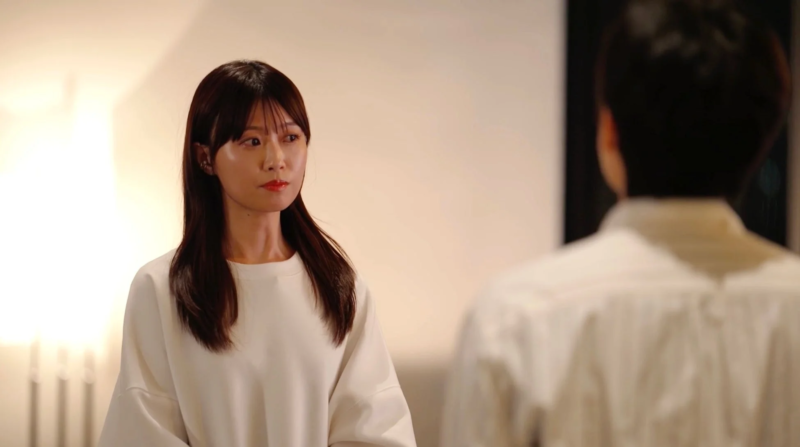 女性が男性の背中を見つめる