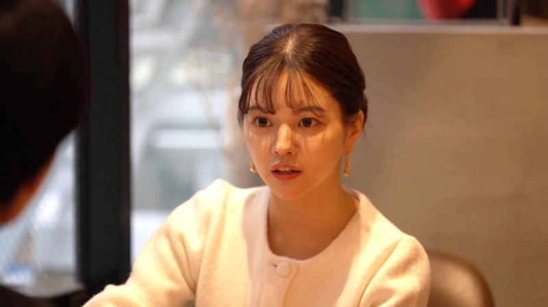 真剣な表情の女性