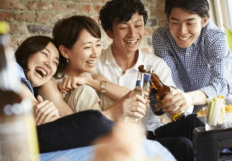 乾杯する人々
