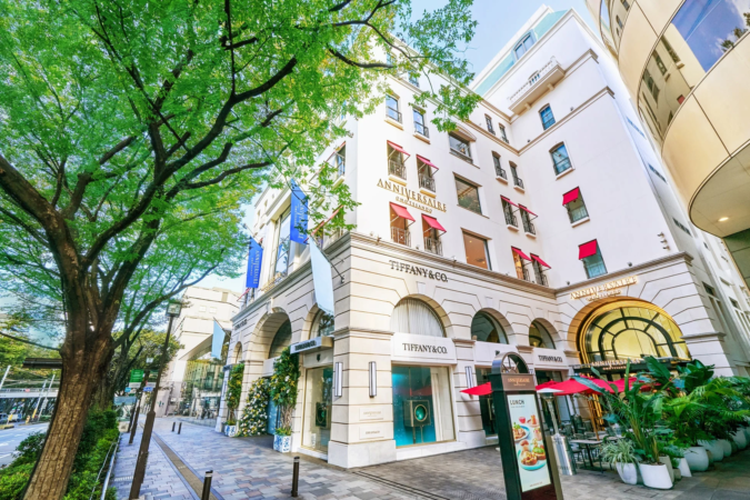 表参道のアニヴェルセル表参道とティファニーの店舗が並ぶ通り