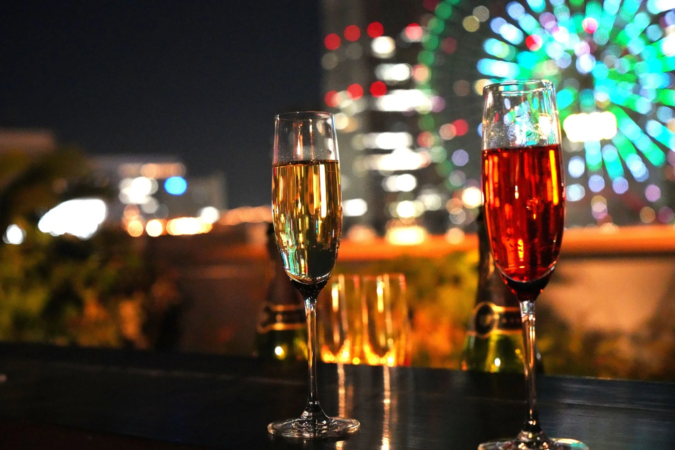 夜景とスパークリングワイン