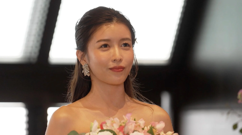 ウェディングドレスとブーケを持った女性