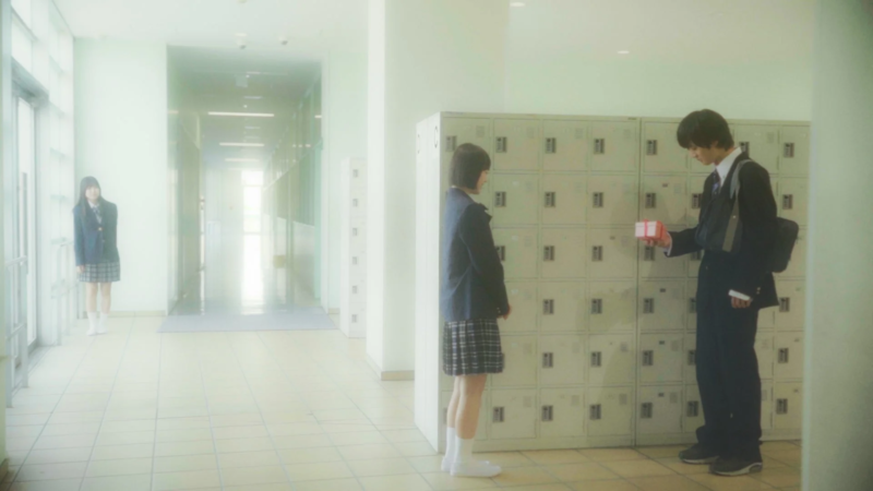 学校の廊下でプレゼントを渡すイラスト