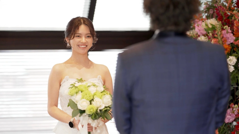 結婚式でブーケを持ち笑顔の花嫁