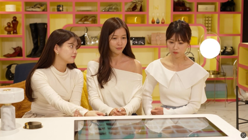 スタジオで会話する3人の女性MC