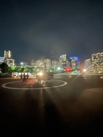 街中にあるヘリポートと夜景