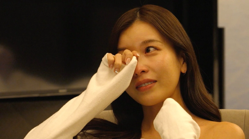 涙を拭う女性