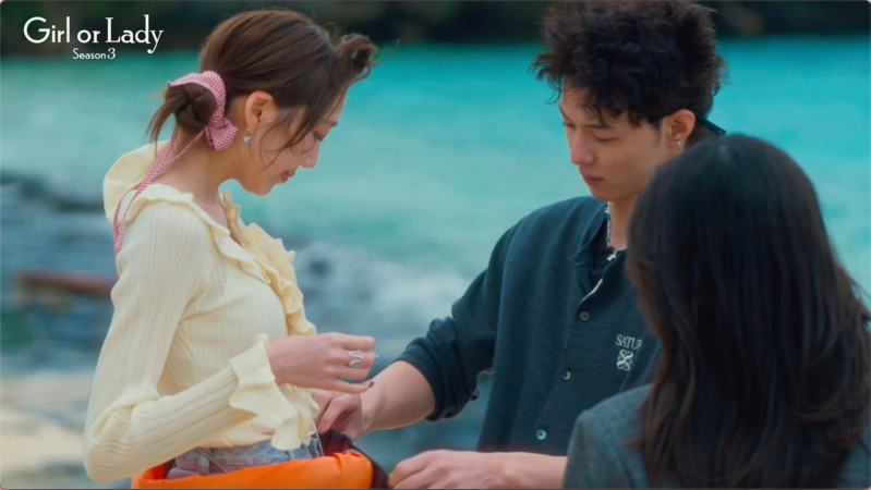 海辺で会話する男女
