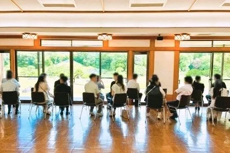 参加者が庭園を望む様子